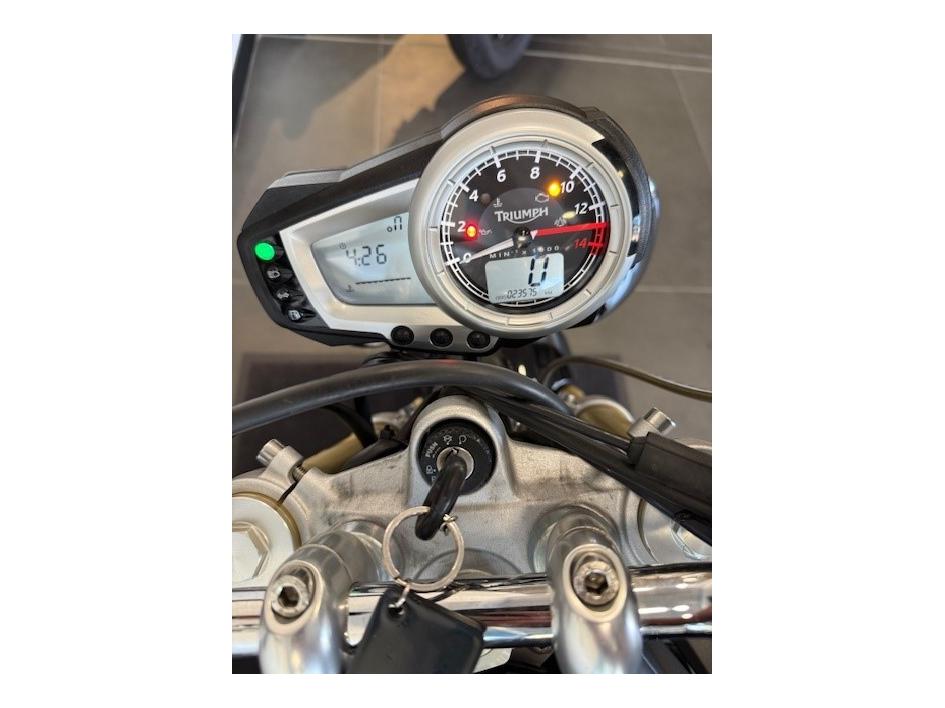 TRIUMPH STREET TRIPLE 675